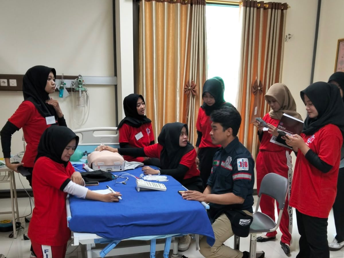 Mahasiswa D3 Keperawatan UNIMUS dan instruktur BTCLS 118 saat praktik simulasi kesiapsiagaan tenaga keperawatan menangani manekin resusitasi.