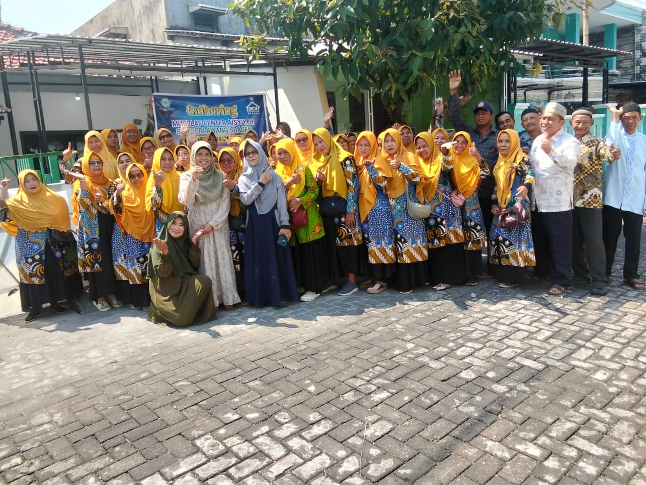 Foto bersama pengurus dan anggota Mualaf Center Aisyiyah (MCA) Jawa Tengah saat kegiatan silaturahmi di halaman rumah ramah mualaf Rejosari Semarang.