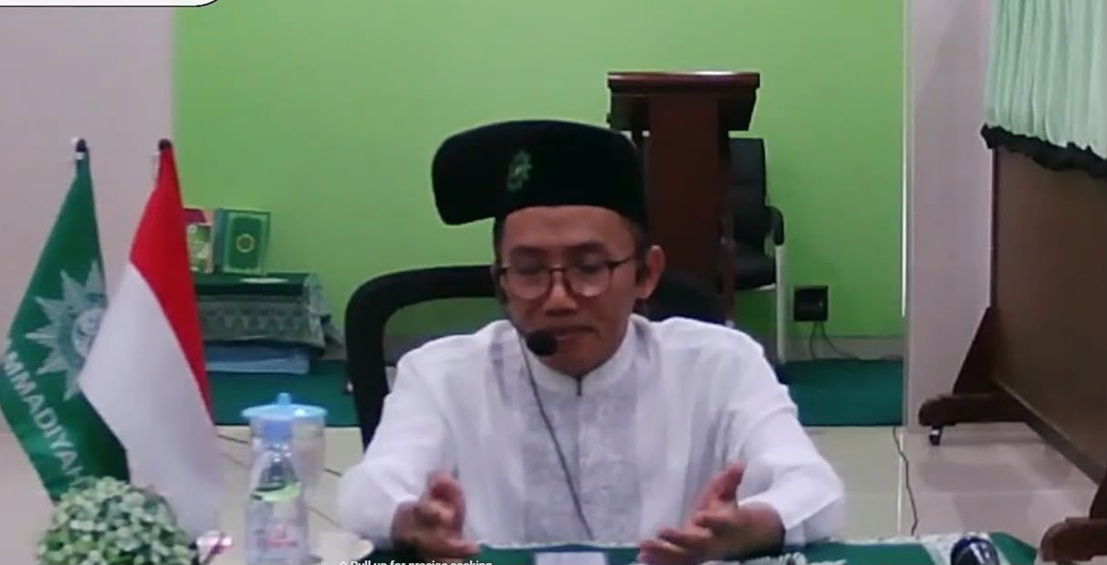 Ustadz Priyo Nugroho saat menyampaikan tausiyah mengenai cara memperbaiki kualitas salat dalam kajian di Masjid Assalam Wonodri Semarang.