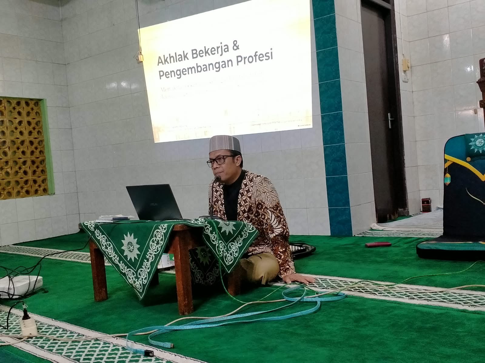 Ustadz H. Suparno BM menyampaikan materi akhlak bekerja dan pengembangan profesi dalam Kajian Ahad Pagi pengelola Amal Usaha Muhammadiyah di Masjid Nurul Qomariyah Semarang.