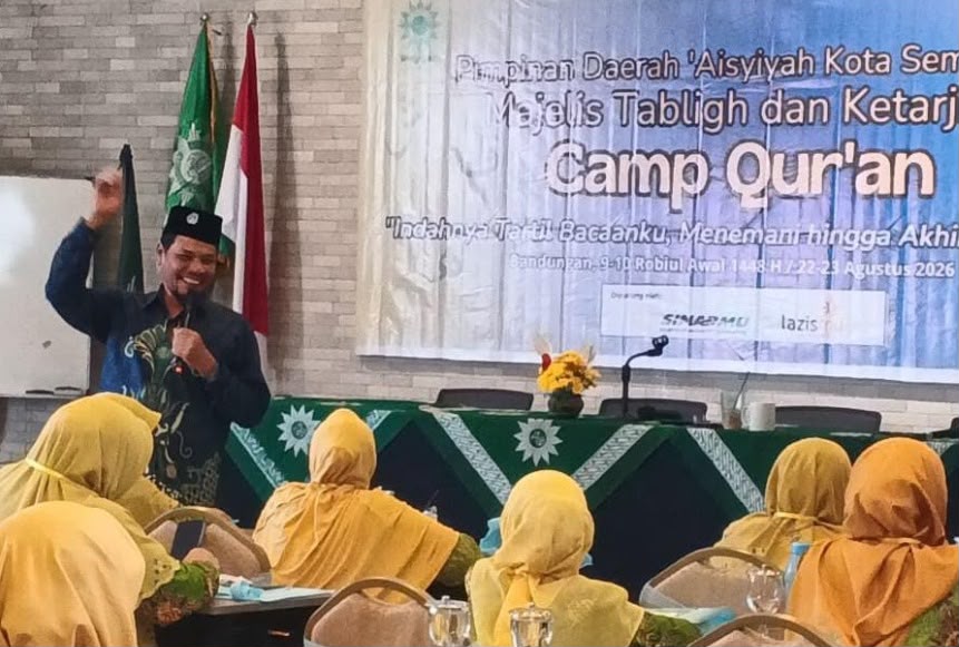 Dr. H. Fachrur Rozi tersenyum saat memberikan materi tahsin kepada para ibu peserta Camp Qur'an Bandungan untuk meraih ketenangan batin dalam Islam.