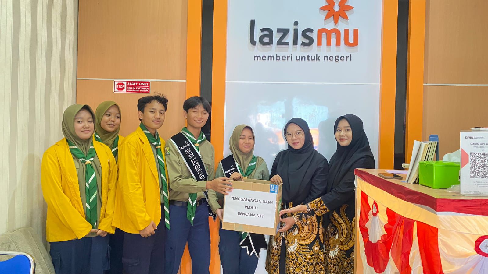 Perwakilan siswa menyerahkan kotak penggalangan dana peduli donasi bencana NTT kepada pengurus Lazismu Kota Semarang.