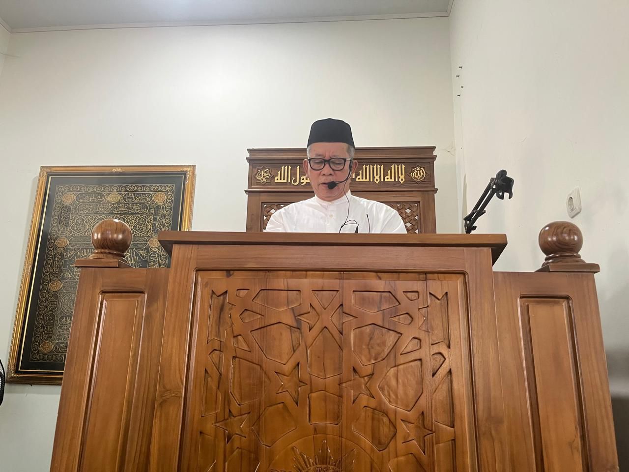 Ustadz Dr. H. Buyamin menyampaikan khotbah Jumat tentang rahasia rumah tangga bahagia dari balik mimbar kayu di Masjid At-Taqwa Wates.