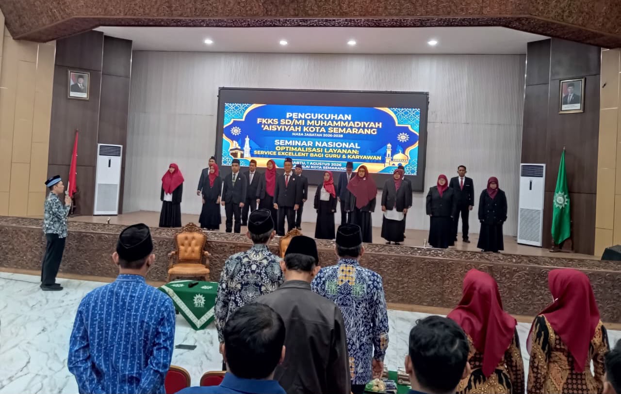 Jajaran pengurus baru FKKS SD/MI Muhammadiyah–'Aisyiyah Kota Semarang berdiri khidmat di atas panggung Balai Kota Semarang dalam prosesi pengukuhan yang dilanjutkan dengan seminar service excellent pendidikan muhammadiyah.