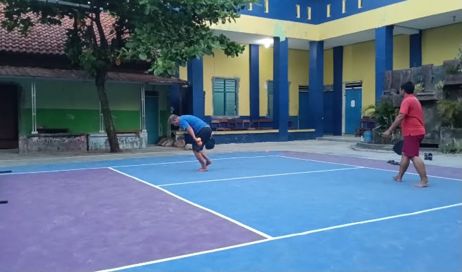 Dua pria sedang menjajal permainan di lapangan padel bercat biru dan ungu yang dibangun di area Masjid At-Taqwa Bandarharjo Semarang sebagai strategi dakwah anak muda.