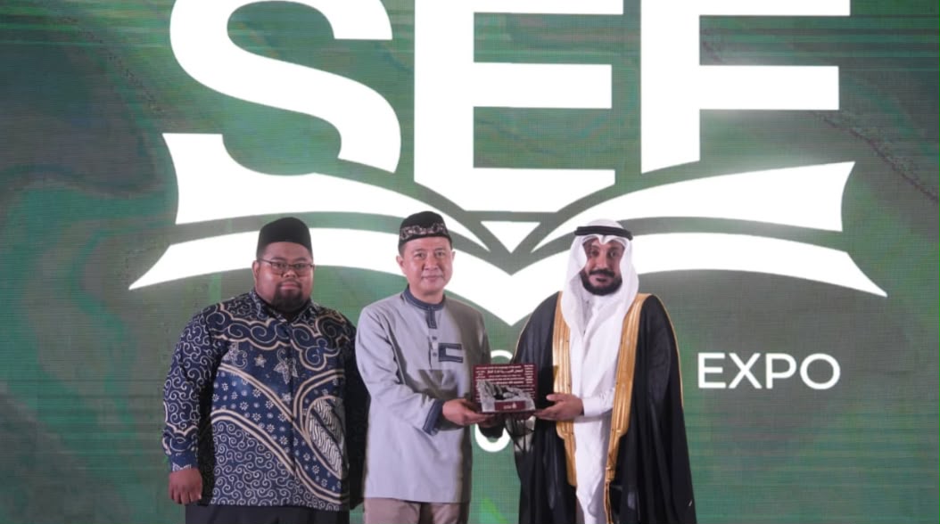 Bendahara Umum PP Muhammadiyah Hilman Latif menerima vandel penghargaan dari perwakilan Saudi Arabia yang didampingi perwakilan LP2 PP Muhammadiyah Ust. Fathu Rabbani di atas panggung Saudi Education Expo 2026.