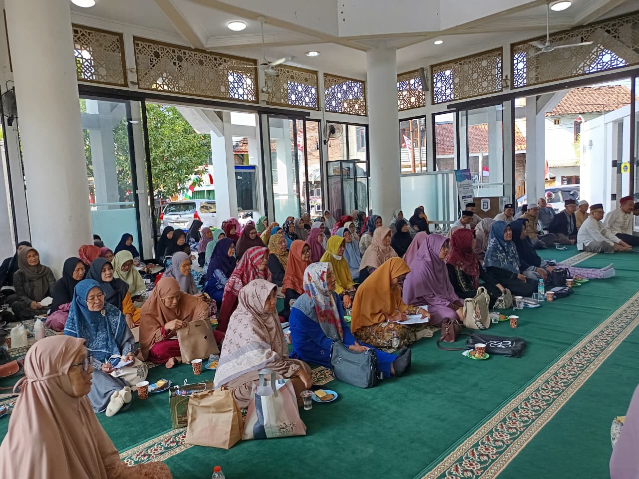 Ratusan ibu-ibu jamaah 'Aisyiyah dan warga Semarang Barat duduk rapi mendengarkan materi Kajian Ahad Pagi mengenai penyebab salat tidak khusyuk di dalam Masjid Al-Muhajirin.