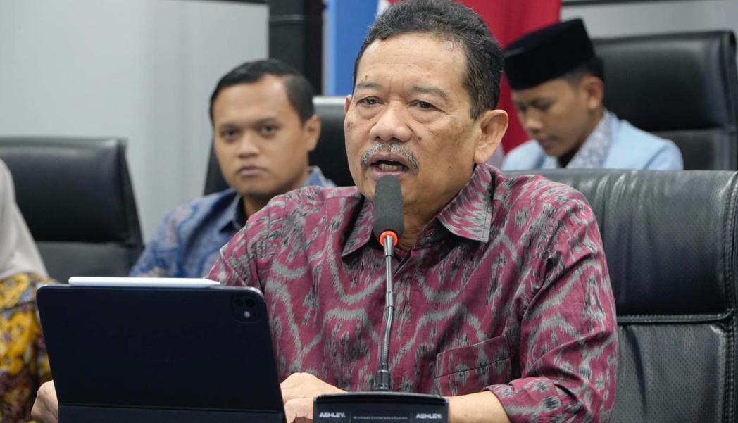 Didik Suhardi berbicara menggunakan mikrofon di depan tablet layar sentuh saat memaparkan platform berbasis AI KontenMU dalam acara Pekan InspirasiMU.