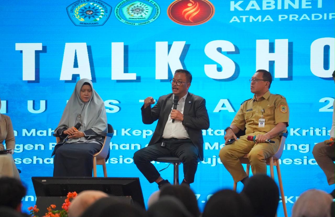 Tiga narasumber yang terdiri dari akademisi keperawatan, pakar kebijakan publik, dan perwakilan Dinas Kesehatan duduk berderet memaparkan materi di atas panggung acara talkshow Unimus.