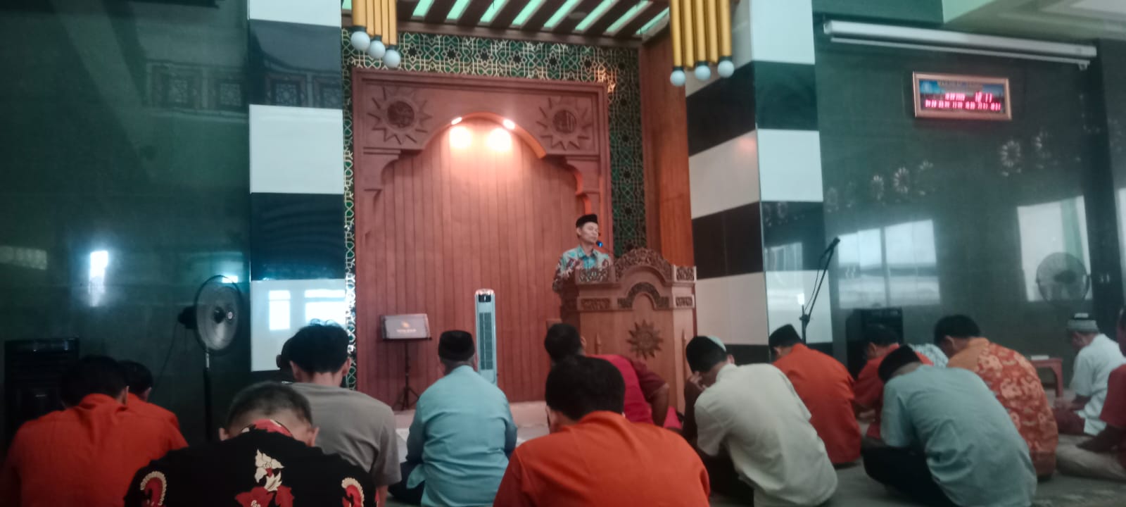 Ustadz H. Sarmadi berdiri menyampaikan ceramah di atas mimbar kayu ukir di depan susunan jamaah laki-laki yang duduk khusyuk di dalam Masjid At-Taqwa PDM Kota Semarang.