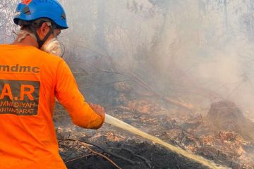 Bahu-Membahu Padamkan Api, Relawan Muhammadiyah Pasang Badan di Karhutla Kalbar