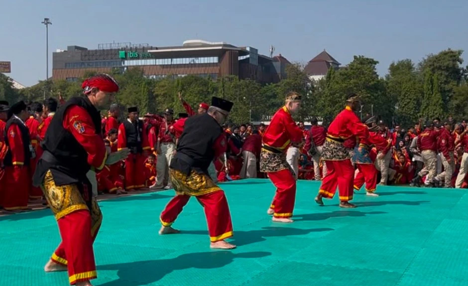 "Atraksi jurus silat oleh pendekar kaukasia dan lokal Tapak Suci di pembukaan Muktamar XVI, Simpang Lima Semarang."