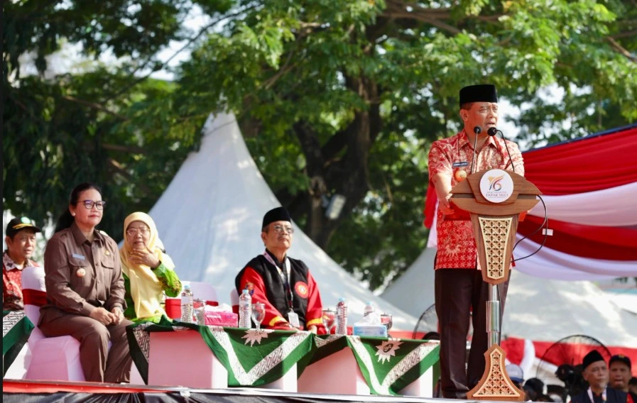 Gubernur Jawa Tengah Ahmad Luthfi memberikan sambutan di atas podium pada acara pembukaan Muktamar Tapak Suci 2026 di kawasan Simpang Lima Semarang, disaksikan oleh tamu undangan di atas panggung.