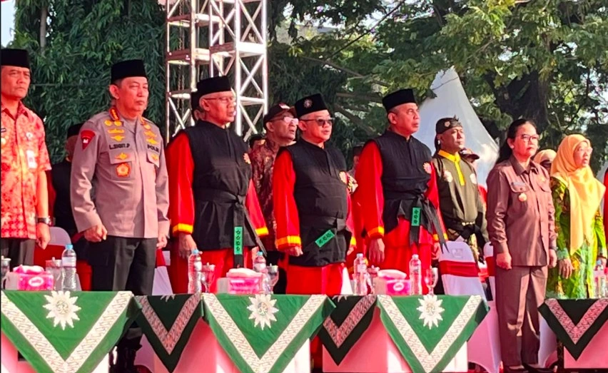 Kapolri Jenderal Listyo Sigit Prabowo bersama Ketua Umum PP Muhammadiyah Haedar Nashir dan jajaran pimpinan berdiri khidmat di atas panggung saat pembukaan Muktamar Tapak Suci 2026 di Simpang Lima Semarang.