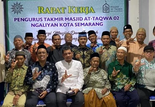 Almarhum KH. Salim AR, tokoh Muhammadiyah Ngaliyan (duduk keempat dari kiri), berfoto bersama Prof. Dr. Ahwan Fanani (duduk kedua dari kiri) dan jajaran Pengurus Takmir Masjid At Taqwa Wates. Catatan Editor: Teks Alt mendeskripsikan isi foto secara harfiah bagi tunanetra (pembaca layar) dan crawler mesin pencari, lengkap dengan kata kunci dan penunjuk posisi subjek.