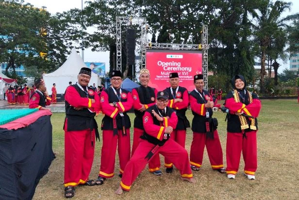 Tujuh pendekar Tapak Suci berseragam merah hitam berpose silat di depan layar Opening Ceremony Muktamar XVI di Simpang Lima Semarang.