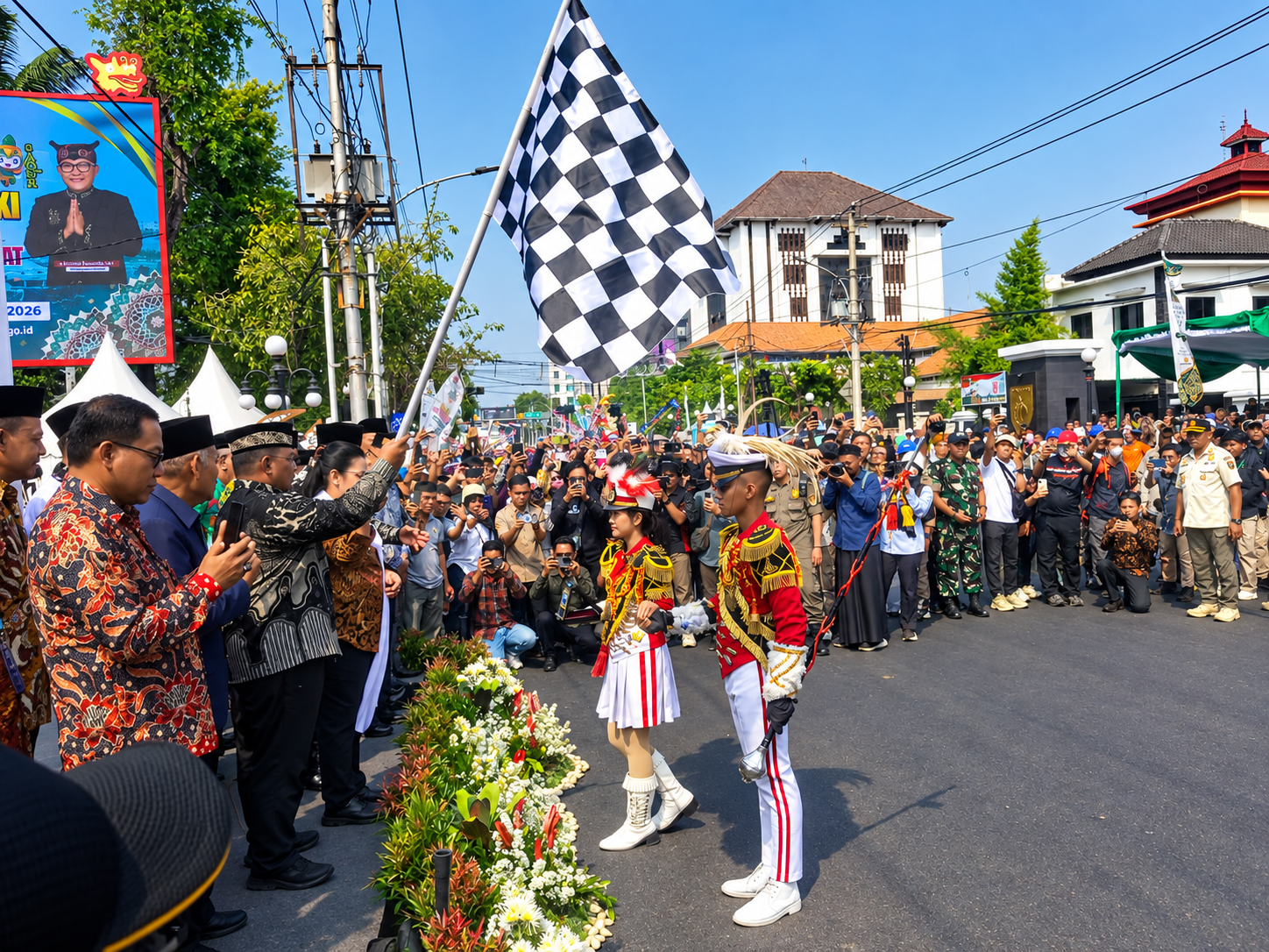 Wali Kota Semarang Agustina Wilujeng memegang bendera start catur hitam-putih untuk melepas rombongan Pawai Ta'aruf MTQ Nasional ke-31 di depan Balai Kota Semarang.