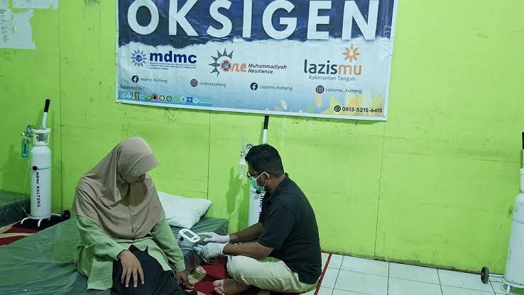 Relawan medis memeriksa kondisi kesehatan warga terdampak kabut asap karhutla di posko Rumah Oksigen Muhammadiyah Palangka Raya.