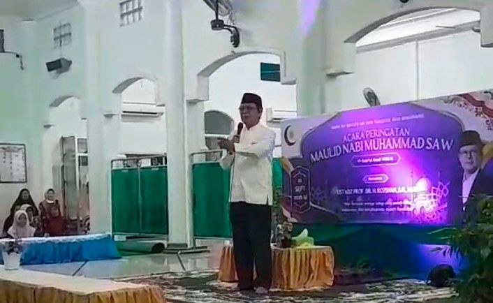 Ustadz Prof. Dr. H. Rozihan menjelaskan kesalehan sosial dalam Islam saat peringatan Maulid Nabi di Masjid An Nur Semarang.