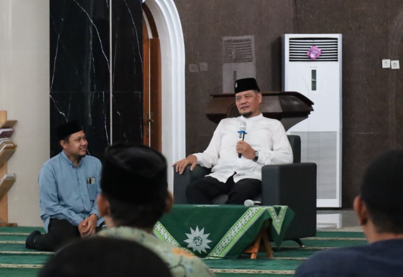 Dr. H. Fachrur Rozi sedang memberikan penjelasan terkait hukum belajar agama lewat AI di hadapan jemaah pengajian UNIMUS.