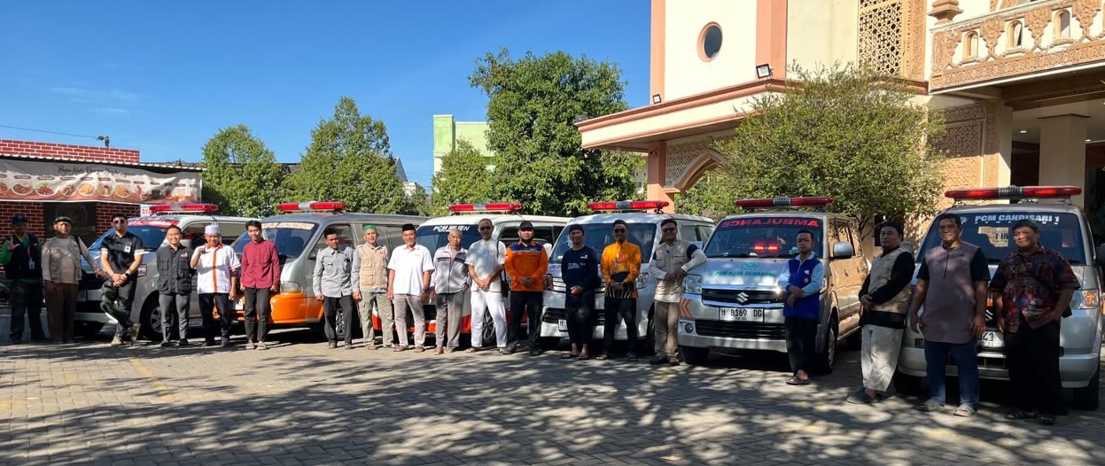 Jajaran jajaran unit Ambulans Muhammadiyah Semarang bersama para pengurus dan relawan Lazismu di halaman Masjid Jami Jatisari.