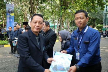 Enggan Ilmu Mangkrak, Dosen Unimus Ini Sabet Penghargaan Buku Terproduktif