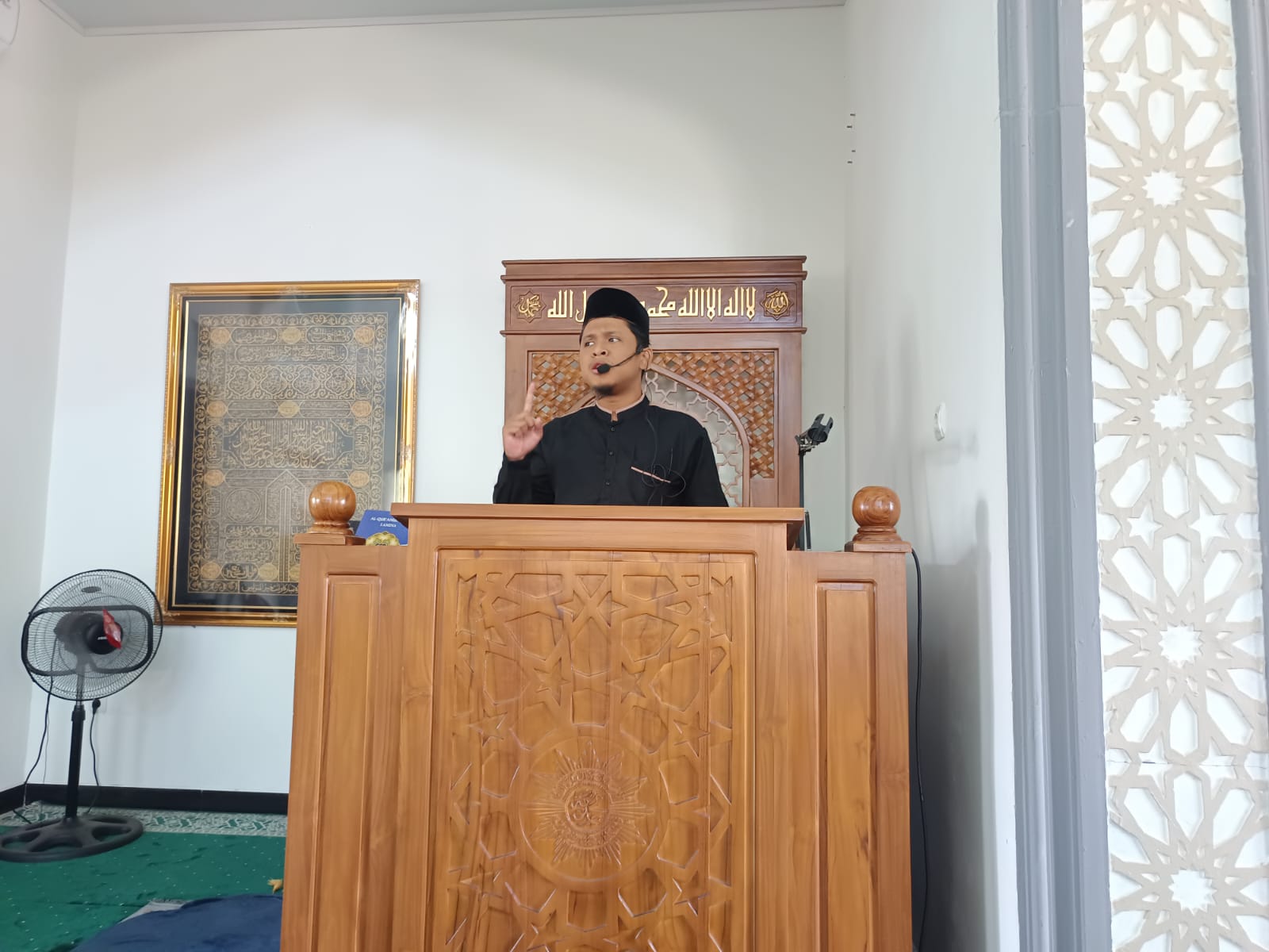 M. Bariusalam menyampaikan khotbah Jumat tentang pengingat kematian dalam islam dari atas mimbar Masjid At-Taqwa Wates