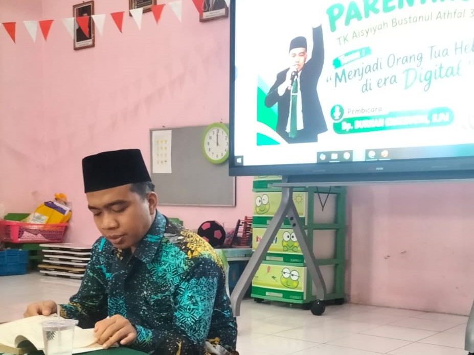 Ustaz Muhammad Burhan Khaerudin, S.Pd., menyampaikan materi tips parenting anak masa kini di TK ABA 35 Semarang