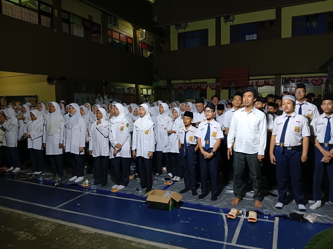 Ratusan siswa SMP Muhammadiyah 3 Semarang berdiri khidmat mengikuti pembukaan MTQ Nasional secara daring di lapangan sekolah sebagai bagian dari pemecahan Rekor MURI Mars MTQ terbesar di dunia.