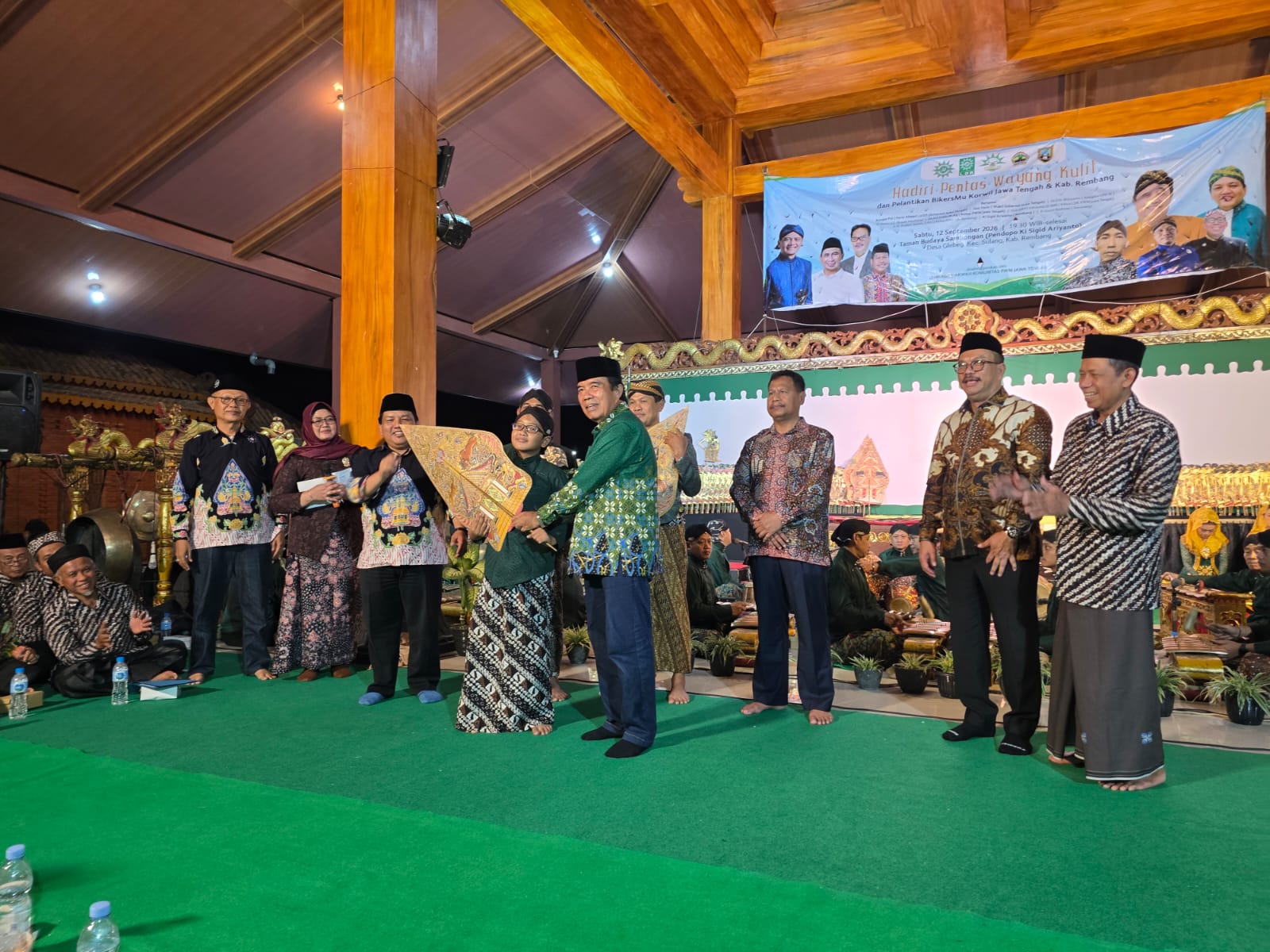 Penyerahan gunungan wayang kulit oleh tokoh Muhammadiyah kepada dalang saat acara pelantikan BikersMu Jateng di Rembang.