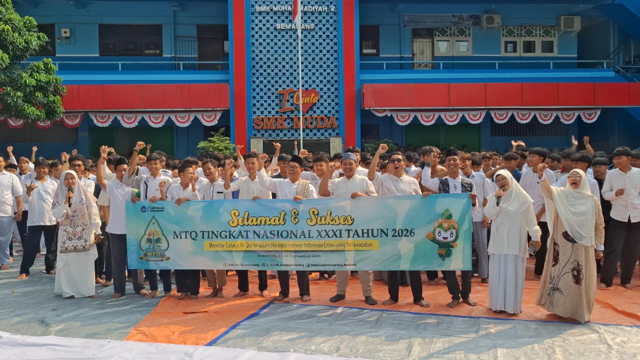 Ratusan siswa, guru, dan karyawan SMK Muhammadiyah 2 Semarang membentangkan spanduk ucapan Selamat & Sukses MTQ Tingkat Nasional XXXI Tahun 2026 di halaman sekolah.