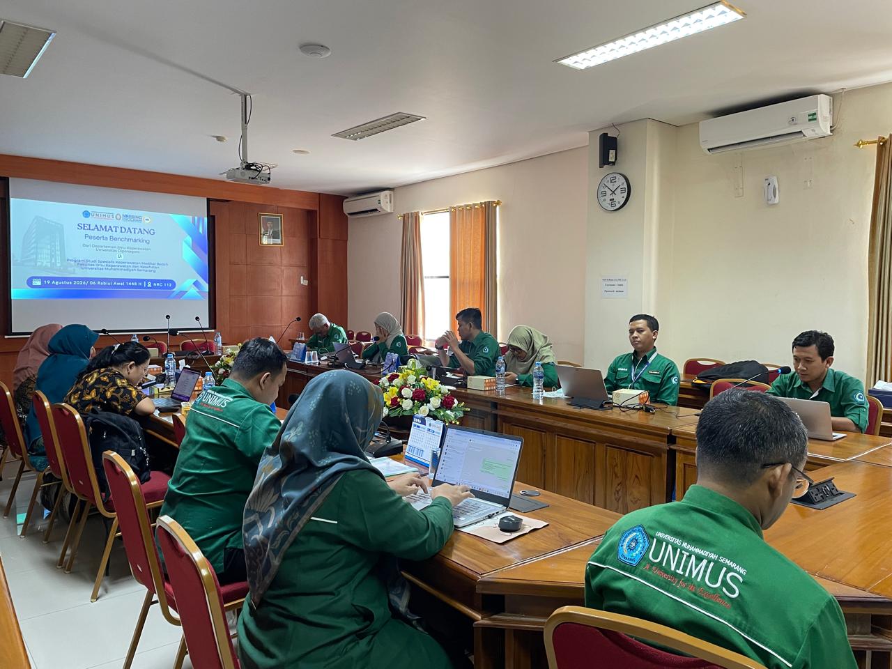 Delegasi Undip dan sivitas akademika Unimus saat mengikuti kegiatan benchmarking pendidikan spesialis keperawatan di Semarang.