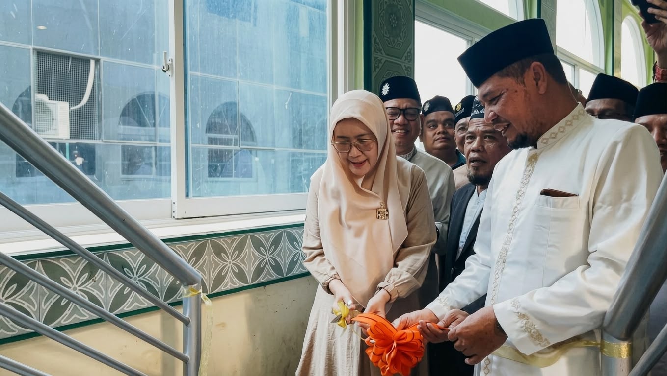 Direktur Utama RS Roemani Muhammadiyah dr. Sri Mulyani bersama Ketua PDM Kota Semarang Dr. K.H. Fachrur Rozi memotong pita ronce bunga saat meresmikan jembatan penghubung