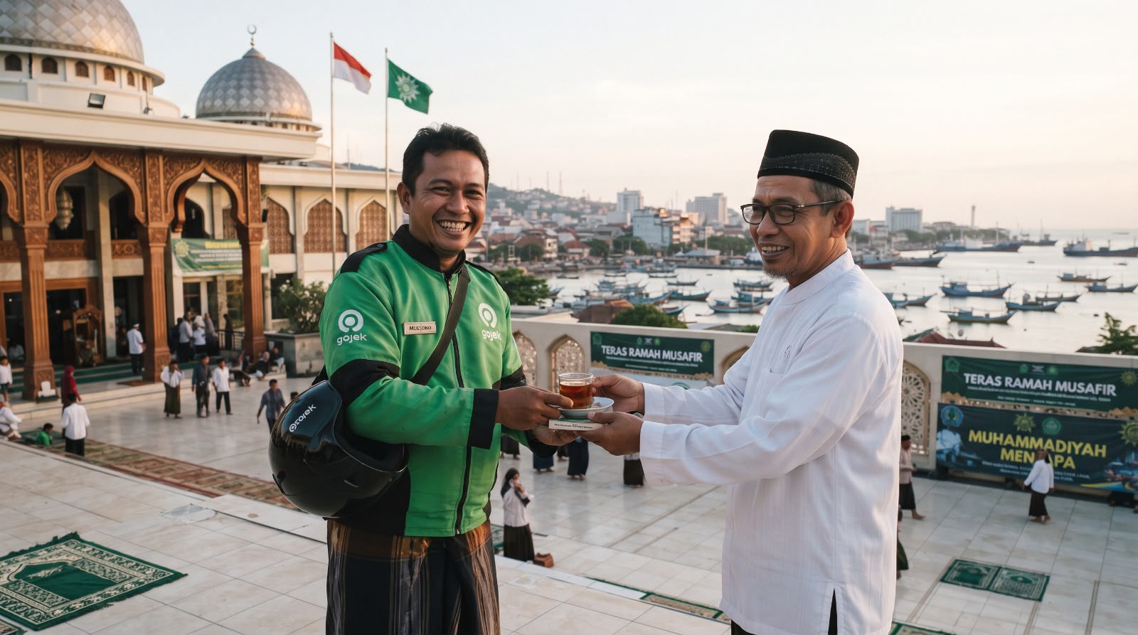 Pengurus Muhammadiyah memberikan secangkir teh kepada pengemudi ojek online di teras masjid program Ojol Berkah Semarang