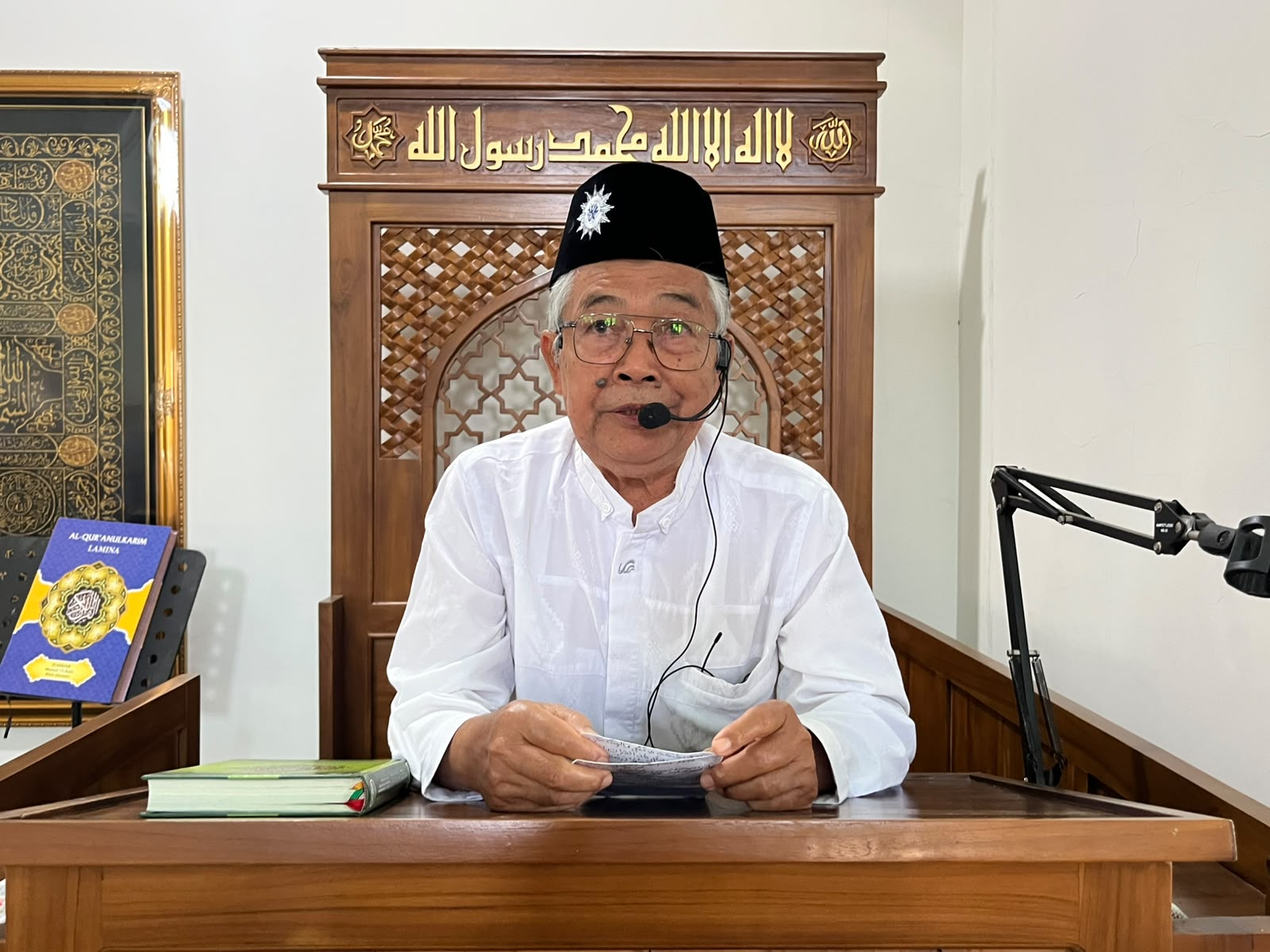 Sukamdo M.Si selaku Wakil Ketua PDM Kota Semarang sedang duduk di mimbar menyampaikan khutbah Jumat tentang mukjizat Alquran.