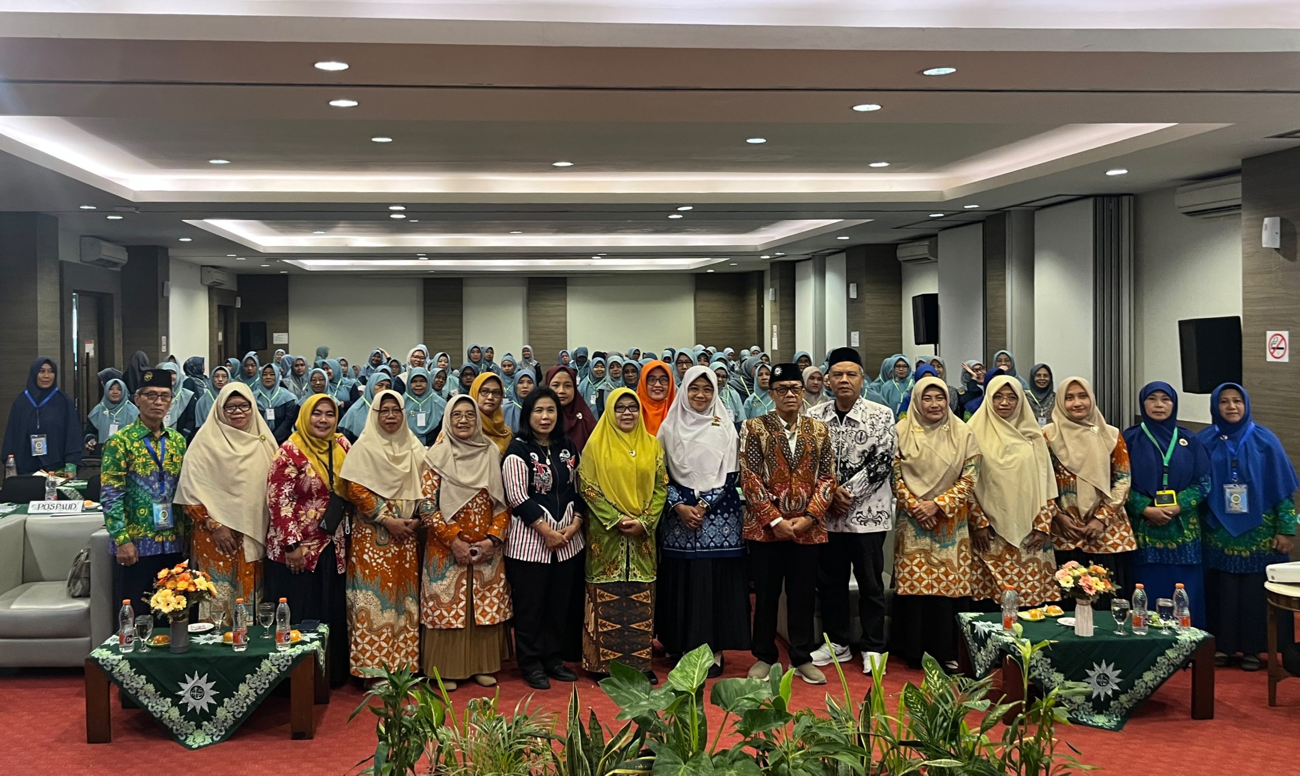 Segenap pengurus baru, jimpinan PDM, PDA, dan ratusan peserta Musyda PD IGABA Kota Semarang berfoto bersama di dalam aula Hotel Candi Indah.