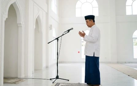 Doa Setelah Azan: Benarkah Muazin Tidak Perlu Membacanya?