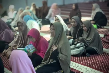 Kisah Nurul Khasanah, Menemukan Ketenangan Jiwa di Pesantren Lansia On the Road