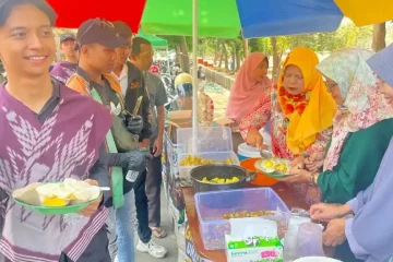 Sepiring Opor Penawar Lelah di Kerasnya Jalanan Ngaliyan