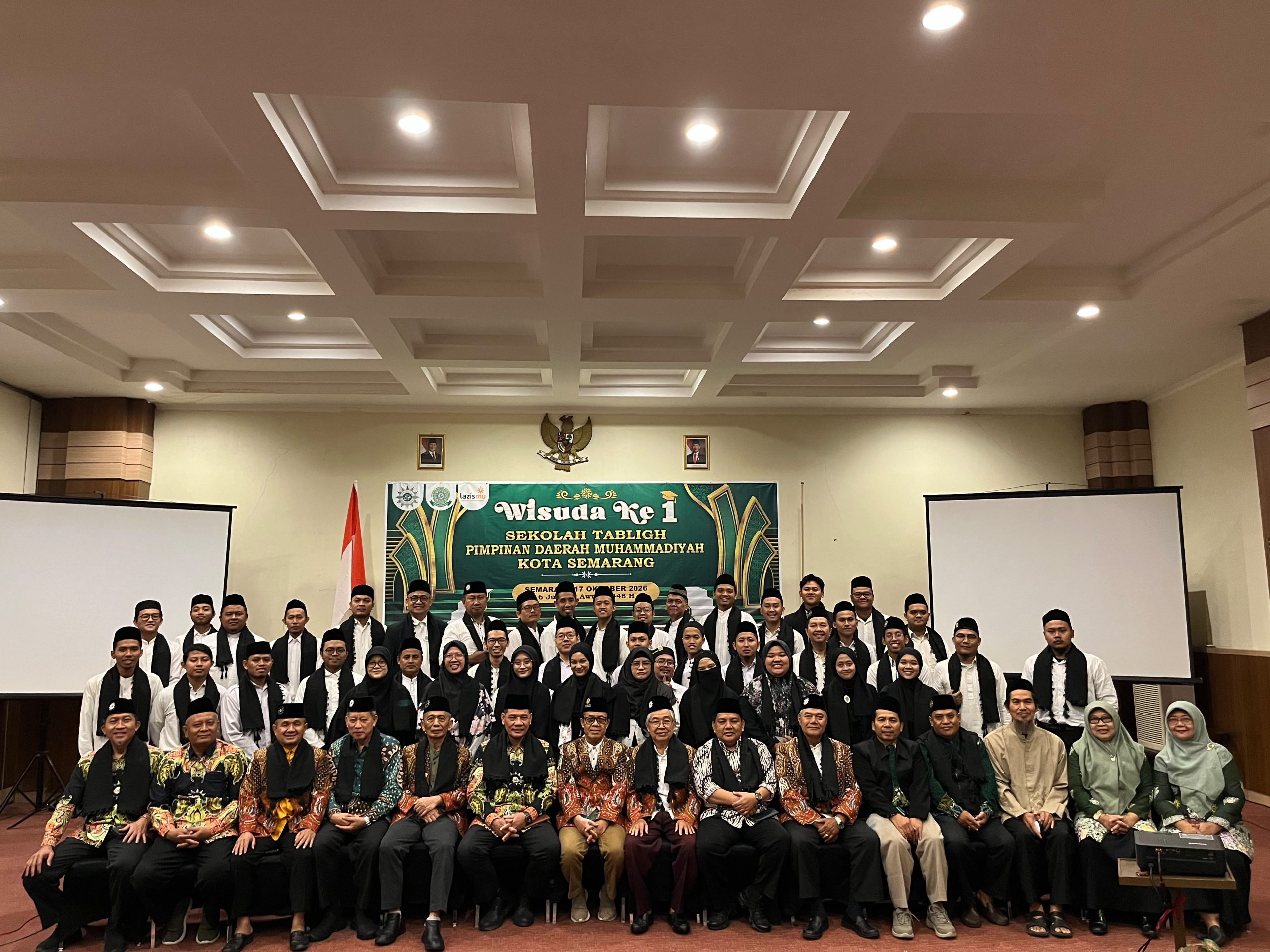 Foto bersama jajaran pimpinan PDM Kota Semarang dan peserta Wisuda Ke-1 Sekolah Tabligh Semarang di Hotel Muria.