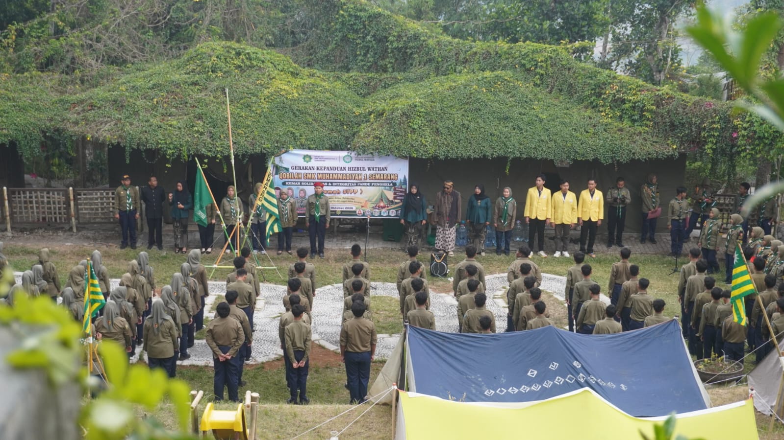 Peserta didik SMK Muhammadiyah 1 Semarang mengikuti upacara pembukaan Kemah Hizbul Wathan di Sumowono.