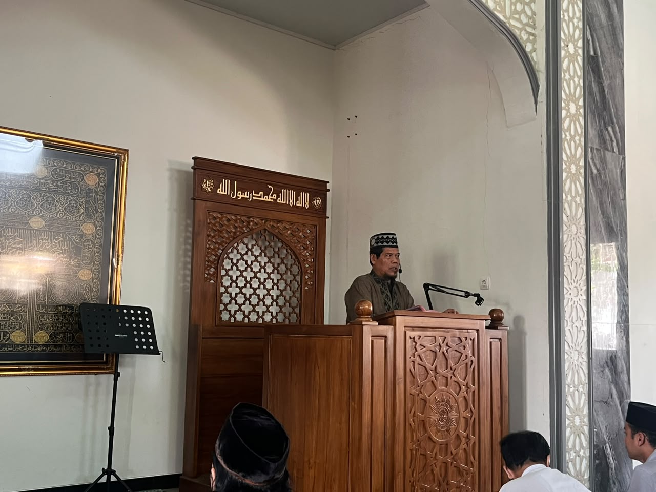 Ustad K.H. Danusiri, M.Ag. berkhutbah di atas mimbar Masjid At-Taqwa Ngaliyan Wates membahas tanda ketenangan hati dalam Islam