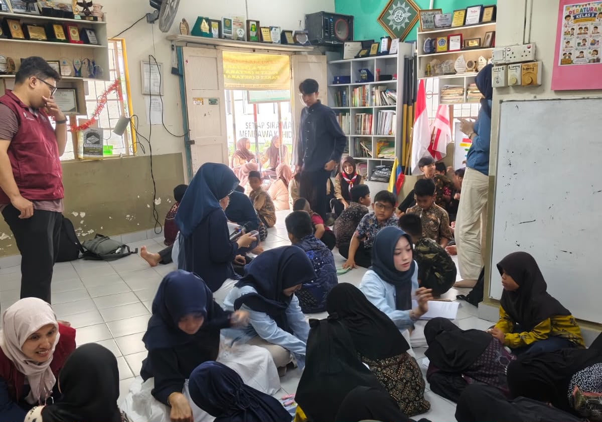 Mahasiswa FK UNIMUS berinteraksi dekat dan memberikan edukasi kesehatan secara lesehan kepada anak-anak PMI di ruang Sanggar Belajar Muhammadiyah Kuala Lumpur, Malaysia.