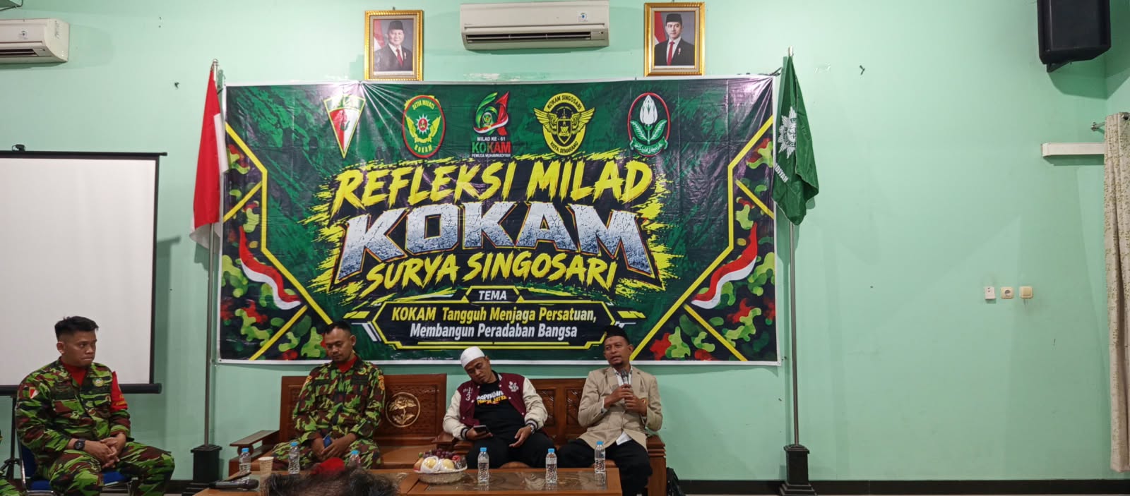 Suasana talkshow Refleksi Milad KOKAM Singosari ke-61 dengan para narasumber duduk di depan spanduk acara KOKAM Muhammadiyah di Semarang.