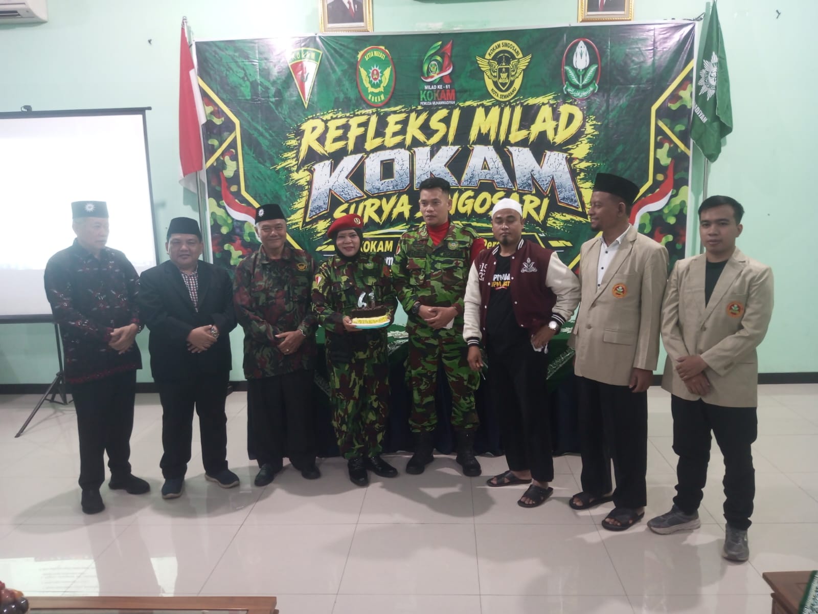 Komandan Kokam Yuliansyah Masyhar dan jajaran pimpinan PDM Kota Semarang berpose bersama di depan spanduk Refleksi Milad ke-61 Kokam Surya Singosari