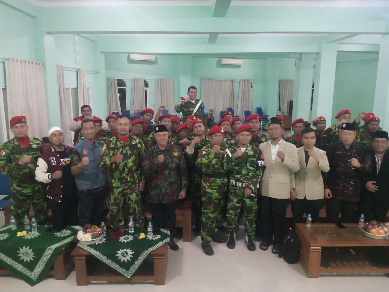 Anggota Kokam dan pimpinan Muhammadiyah Semarang berfoto bersama dalam acara Milad Kokam ke-61 mengenakan seragam loreng dan baret merah.