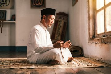 Lepas dari Cengkeraman Panik Keuangan: Menemukan Tawakal dan Rezeki Lewat Jeda Spiritual Shalat
