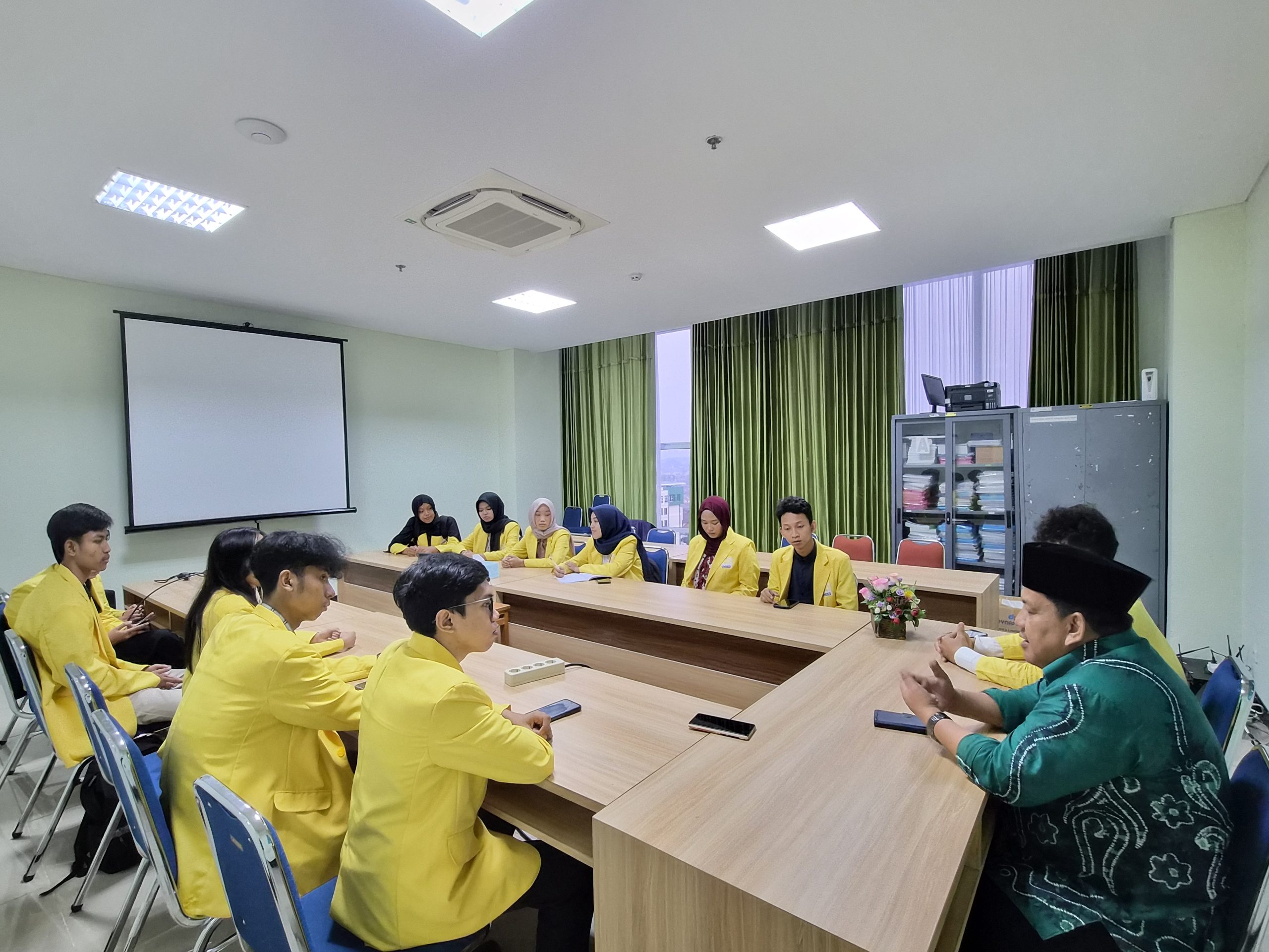 Mahasiswa Ilmu Politik UNNES mendengarkan pemaparan Dr. H. AM Jumai mengenai pengelolaan perbedaan dan kiprah kebangsaan Muhammadiyah