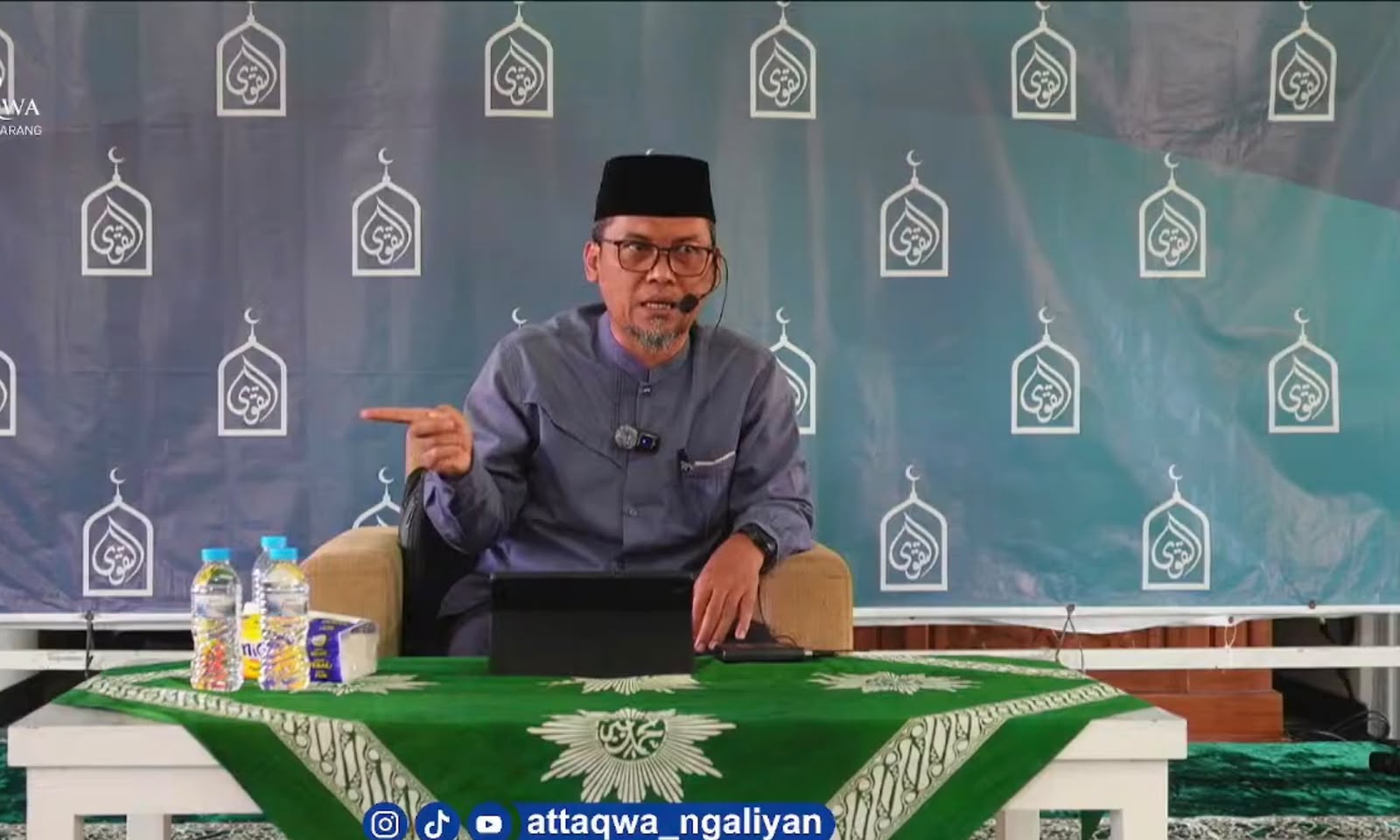 Ustaz H. Kholid Winandar menyampaikan kajian Islam tentang arti ikhlas dalam hidup di Masjid At-Taqwa Ngaliyan, Semarang.