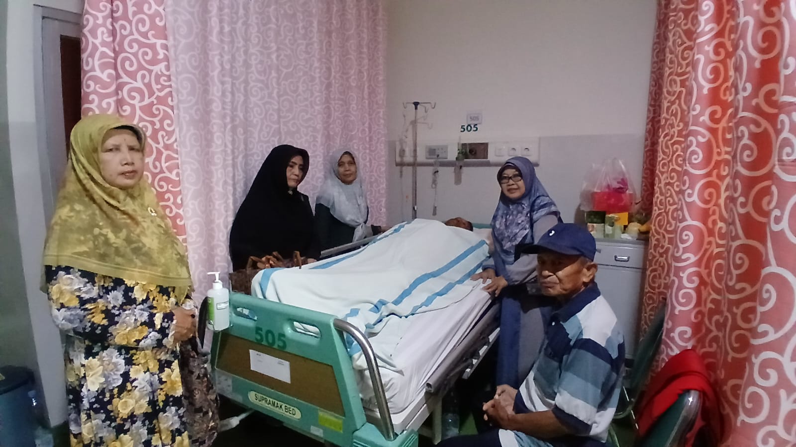 Jajaran Pimpinan Daerah Aisyiyah Kota Semarang membesuk anggota Kokam Muhammadiyah yang dirawat di RS Roemani Semarang.